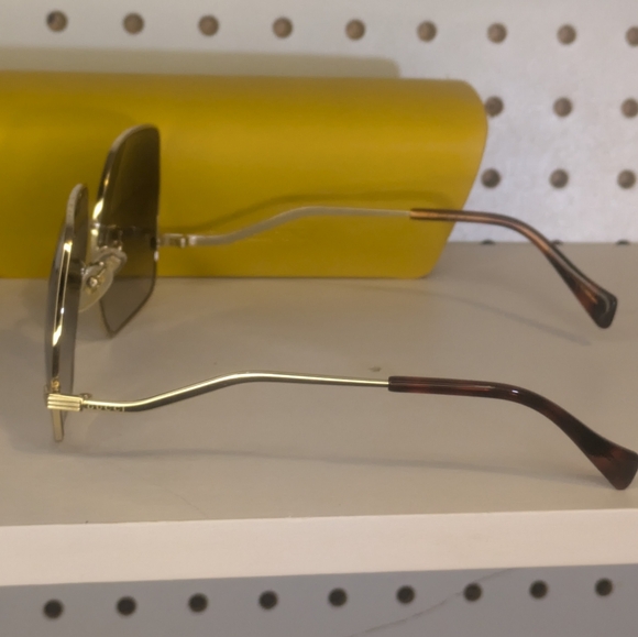 Women's Gucci Sunglasses - Picture 3 of 6